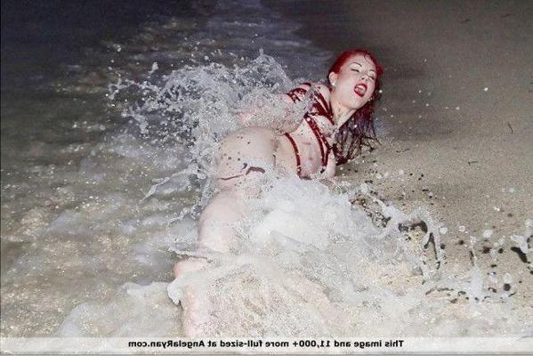 12P Fotos de la joven angela ryan poniéndose cachonda en la playa