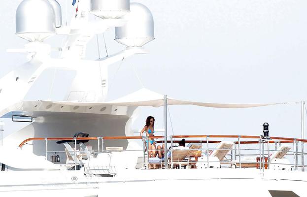 25P Rihanna – Im BLAUEN BIKINI auf einer Yacht in St. Tropez