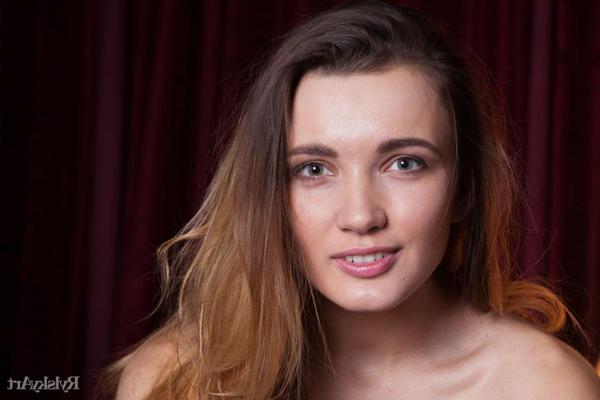 16P Красивая девушка Ария Белла снимает для тебя джинсы в "Stelo"