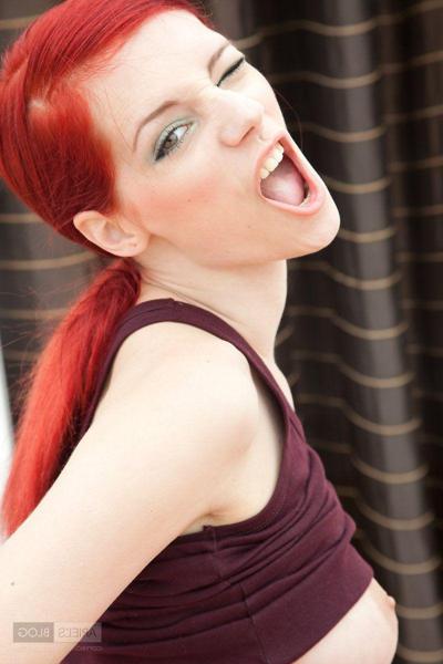 16P Pictures of Ariel's Blog exposing her fuckable body outside