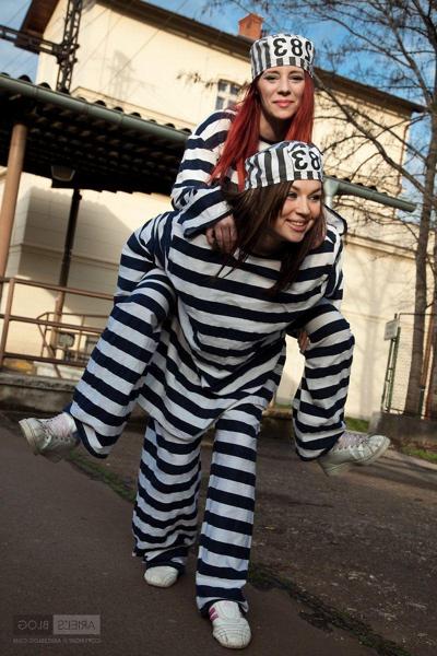 16P Pictures of Ariel escaping from prison with her friend