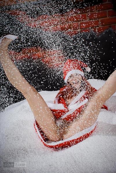 16P Pictures of Ariel's Blog enjoying pussy for xmas