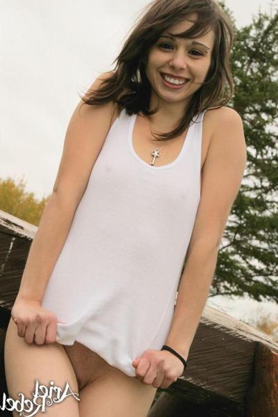 15P Pictures of Ariel Rebel getting naked and playing with her feet outside