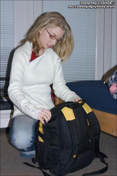 20P Pictures of teen Ashley Lightspeed getting naked at home