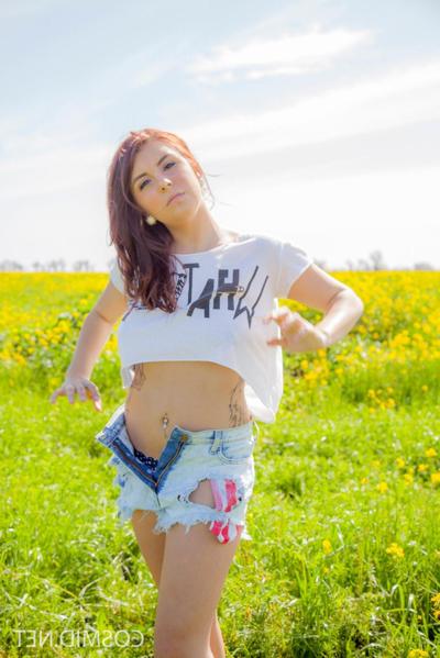 16P Die vollbusige Studentin Aubrey Chase zieht sich draußen in der Sonne für dich nackt aus