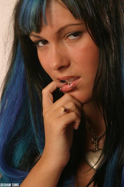 15P Hot emo girl Azrael Arden wants to play with you in her messy bed