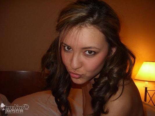 15P Pictures of teen star Bailey's Room teasing in her pajamas