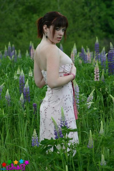 12P Barbie flashes her perfect tits and round ass outdoors in a grass field