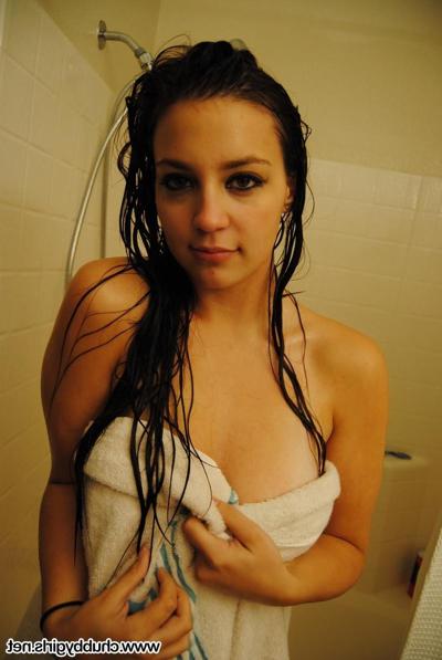 16P Curvy hottie Samantha invites you to take a shower with her