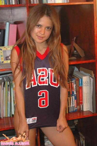 20P Pictures of Bella Spice taking off her top