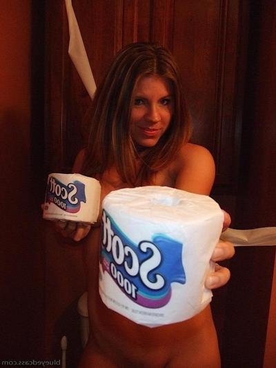 15P Bilder von Blueyed Cass, die im Badezimmer ein bisschen wild wird
