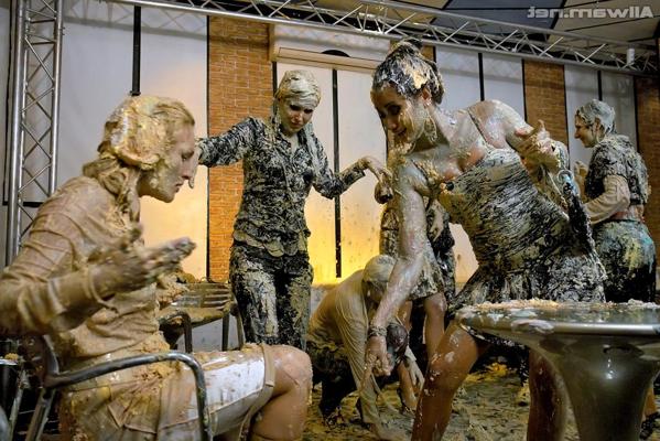 16P Arrebatadoras senhoras fetichistas europeias estão em ação bagunçada de comida