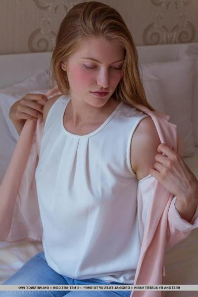 18P Beautiful teen Bretona offers you her flower in "Milonia"