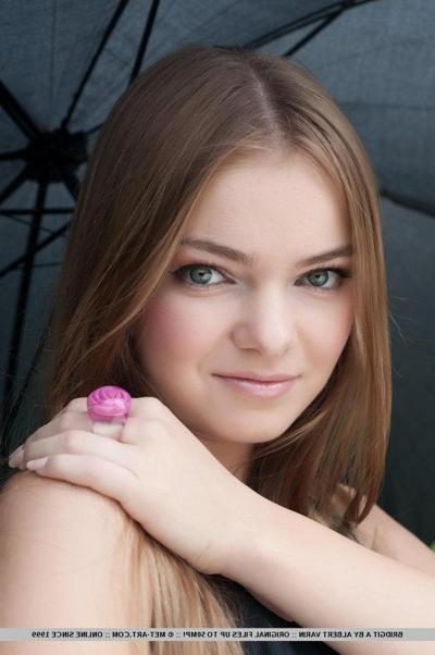 18P Pictures of teen beauty Bridgit A showing her nakedness outside