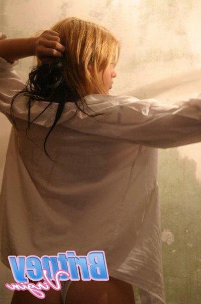 12P Photos de Britney Virgin jouant avec une lumière