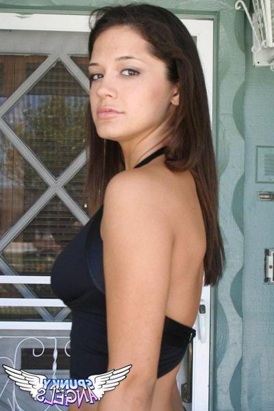 20P Pictures of Brittany Maree teasing with her beauty