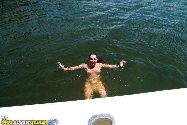 20P La jeune brune Brittany Shae se fait baiser le trou du cul serré sur un bateau.