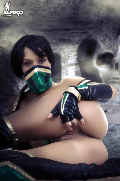 12P Cosplay babe Brownie dresses as a super hot Jade from Mortal Kombat