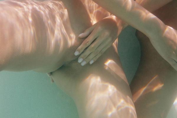 16P Pictures of Kaylee and Silvie getting wet in the pool
