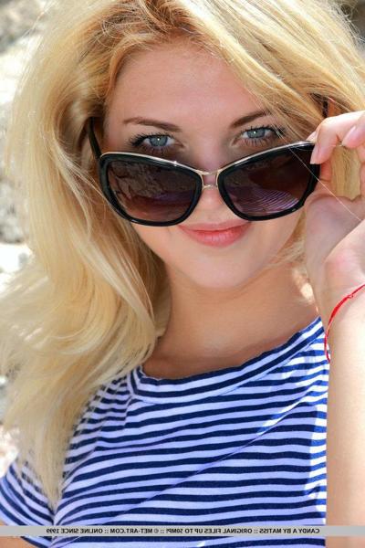 18P Pictures of blonde hottie Candy A stripping to her shoes outside