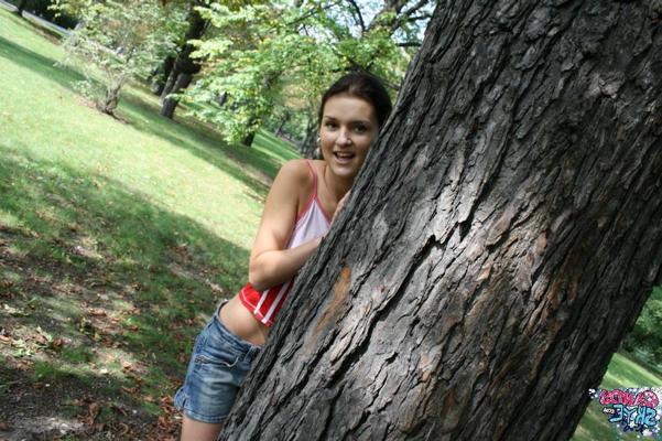 15P Fotos de Candy Skye piscando em um parque
