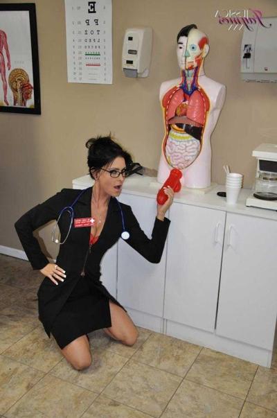 15P Pictures of Capri Cavalli getting her pussy examined