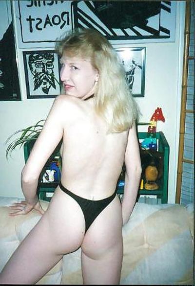 18P Chica de campo a la que le gusta mostrar su coño depilado