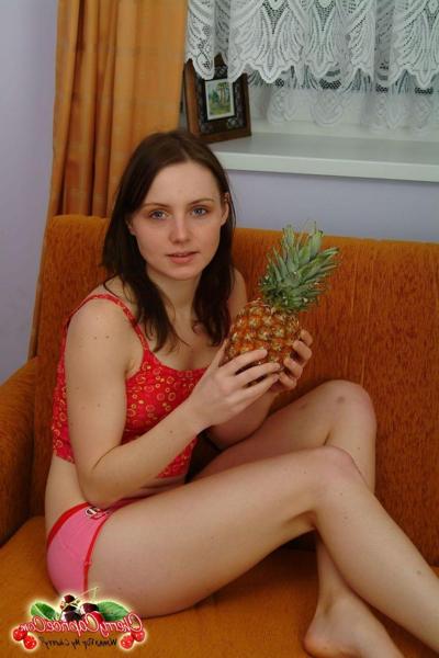 20P Fotos da adolescente Cherry Caprice ficando íntima de um abacaxi