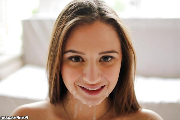 16P La jeune brune salope Elektra Rose se fait facialiser son joli visage.