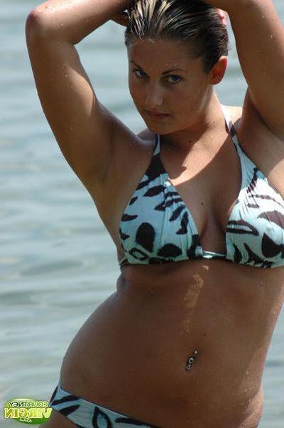 16P Pictures of Courtney Virgin flashing from behind her bikini