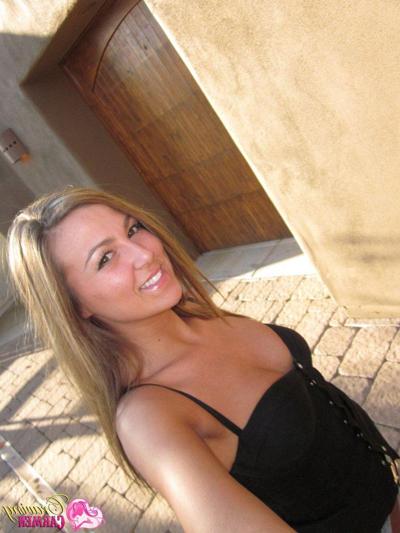 20P Pictures of Craving Carmen taking sexy pics of herself