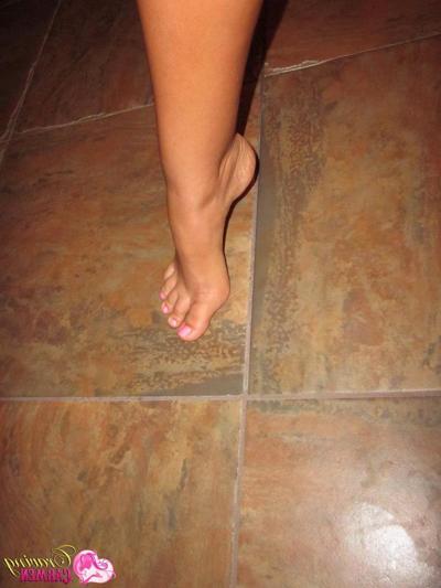 20P Pictures of Craving Carmen giving you some amateur self pics in the bathroom