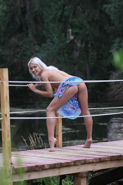 16P La beauté blonde Kristy expose ses jambes et sa chatte sur le quai.