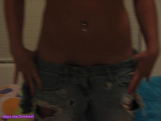 18P Pictures of teen babe Gwens Cam showing off her hot nude body