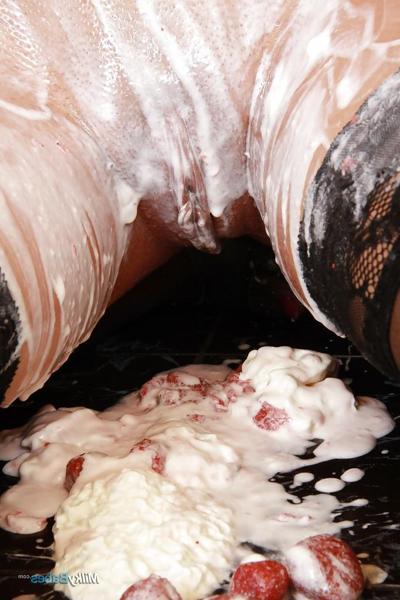 16P Une fille fétichiste maigre en bas fait une action culinaire désordonnée.