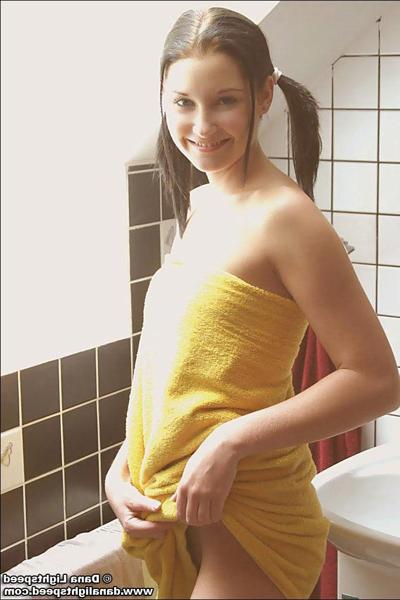 15P Dana nue dans la salle de bain