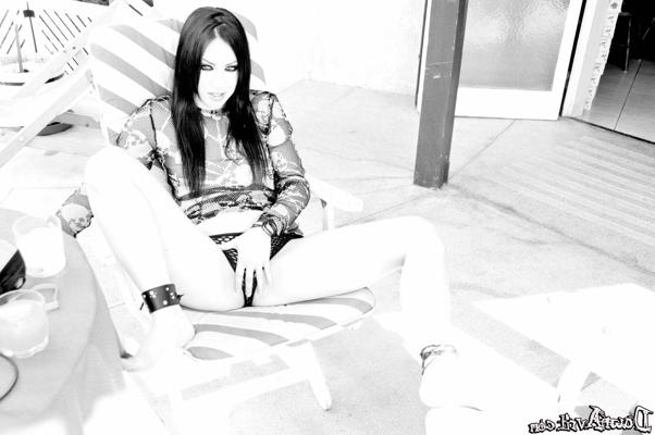 17P Pictures of Dawn Avril showing off in black and white