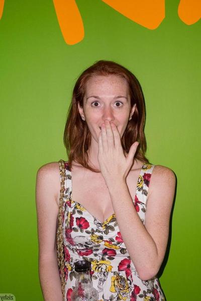 8P Ruiva coed Dee Dee Lynn brinca em seu vestido de verão