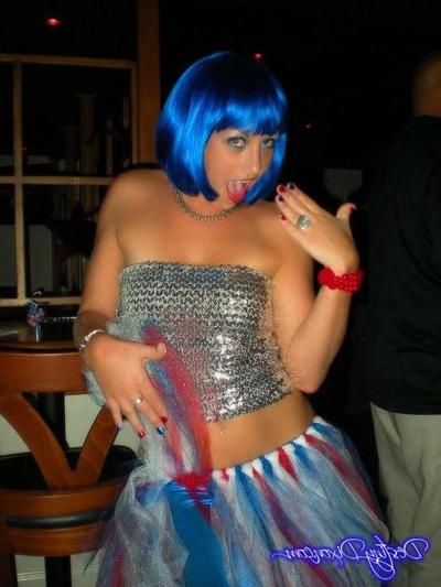 15P Candid pictures of Destiny having a party with her friends