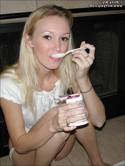 20P Fotos da estrela adolescente Dirty Aly comendo iogurte