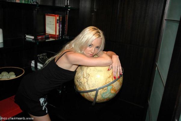 16P Pictures of Dream Kelly hanging out in her hotel room