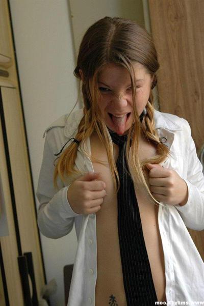 15P Photos d'Emily, une écolière, en train de faire des cochonneries après les cours.