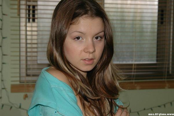 15P Douce jeune Emily dans sa baignoire parce que c'est amusant