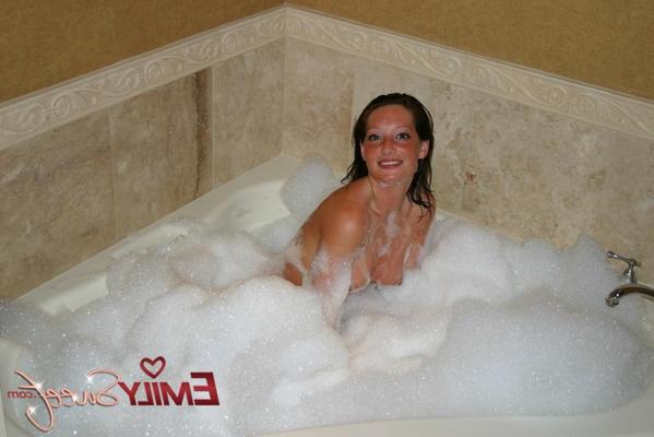 18P Photos d'Emily Sweet en train de se faire tremper