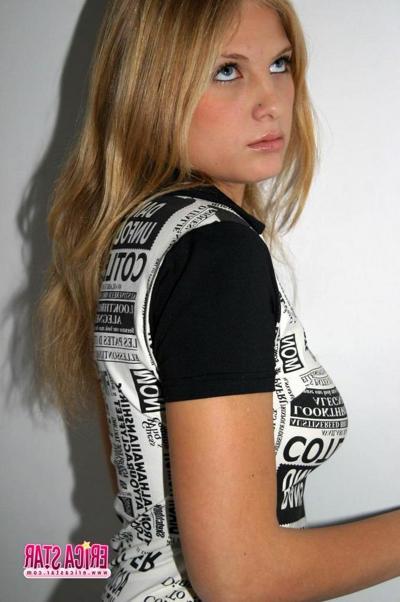 15P Bilder von Erica Star, die mit ihrem hübschen Gesicht und ihren langen Beinen neckt