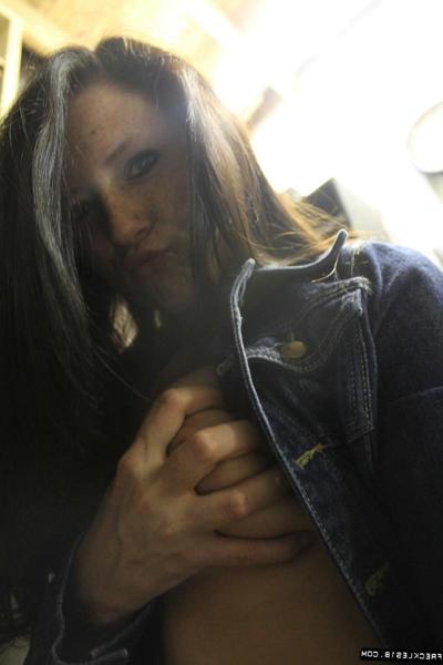 12P Die heiße Brünette Freckles 18 macht Selfies in ihrem Jeansoberteil