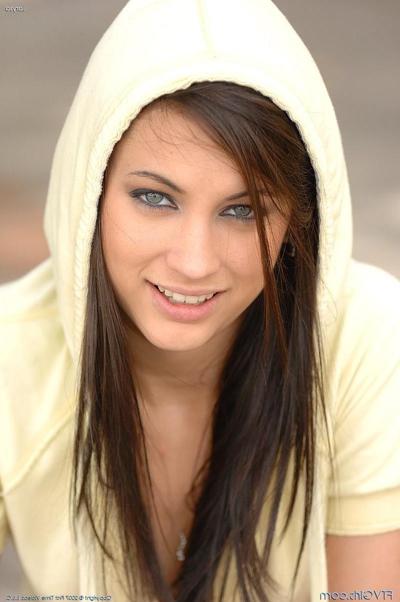 20P Bilder von der heißen Teenagerin Larysa, die draußen ihre Muschi fingert