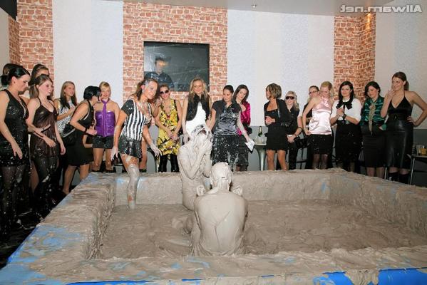 16P Kinky european fashionistas having some messy catfight fun