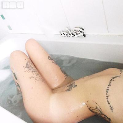 10P Das brünette Babe Harri Kate wird in der Badewanne ganz nass