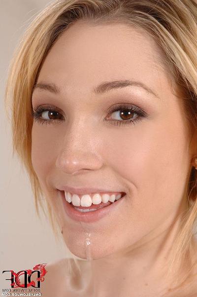 13P La bombasse blonde Lily LaBeau prend une éjaculation après avoir léché les couilles.